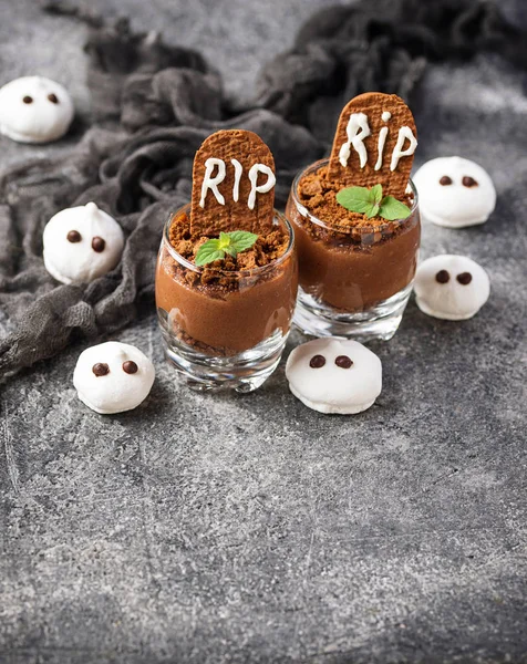 Halloween dessert in de vorm van een graf — Stockfoto