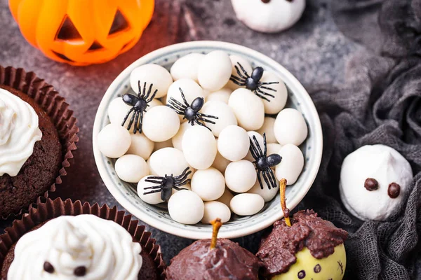 Kreatywne Halloween traktować jaj pająka — Zdjęcie stockowe