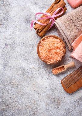 Sabun, deniz tuzu ve havlu