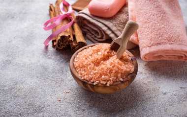 Spa kavramı. Sabun, deniz tuzu ve havlu