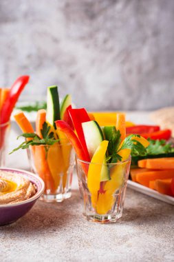 Sağlıklı aperatifler. Sebze ve humus