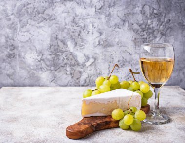 Peynir brie, üzüm ve şarap