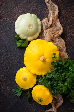 Eski paslı zemin üzerine taze patissons