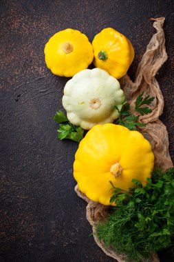 Eski paslı zemin üzerine taze patissons