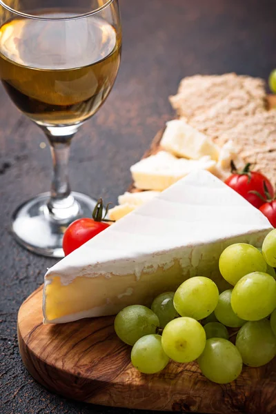 브리, 포도와 와인 치즈 플레이트 — 스톡 사진