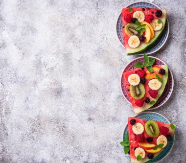 Meyve ve çilek karpuz pizza