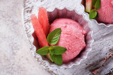 Karpuz dondurma metal kâse içinde 