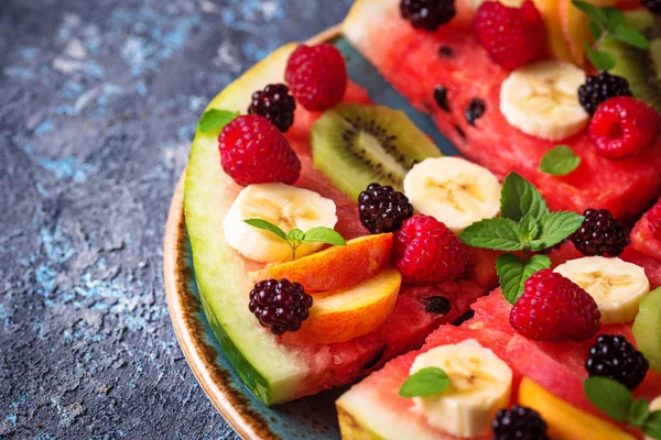 Pizza de melancia com frutas e bagas — Fotografia de Stock