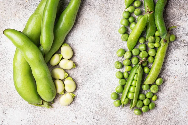 Färska gröna ärtor och bönor på ljus bakgrund — Stockfoto