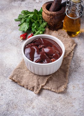 Çiğ çiğ karaciğer ve yemek pişirmek için baharat 