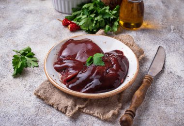 Çiğ çiğ karaciğer ve yemek pişirmek için baharat 