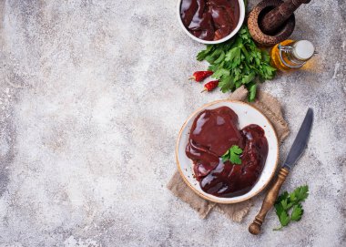 Çiğ çiğ karaciğer ve yemek pişirmek için baharat 