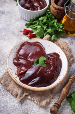 Çiğ çiğ karaciğer ve yemek pişirmek için baharat 