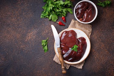 Çiğ çiğ karaciğer ve yemek pişirmek için baharat 