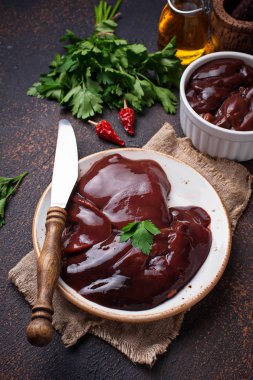 Çiğ çiğ karaciğer ve yemek pişirmek için baharat. Seçici odak