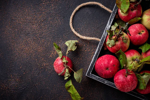 Manzana dulce fresca en caja de madera —  Fotos de Stock