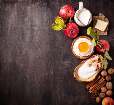 Elmalı turta pişirmek için malzemeler.