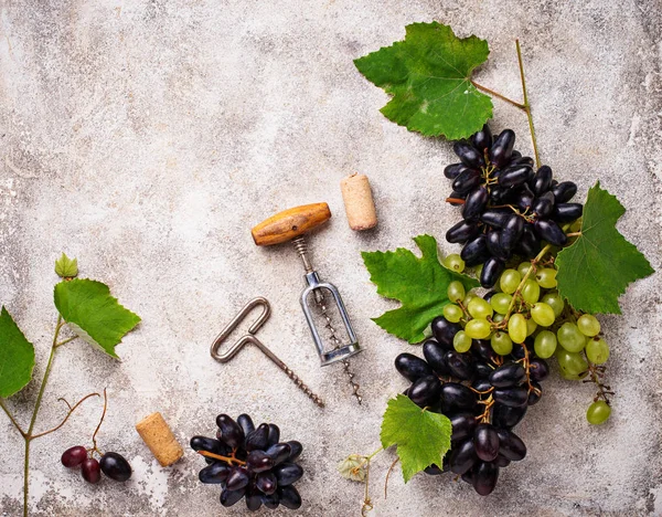 Grape, wine and vintage corkscrew — Stock Photo, Image