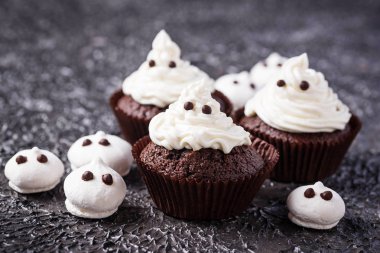 Kek hayalet şeklinde.