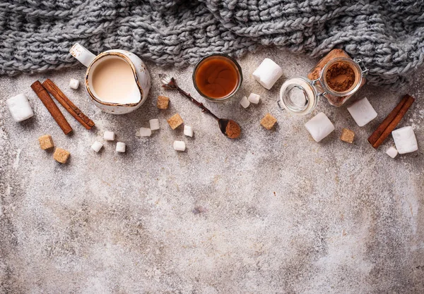 Sıcak çikolata veya kakao yemek pişirmek için malzemeler — Stok fotoğraf
