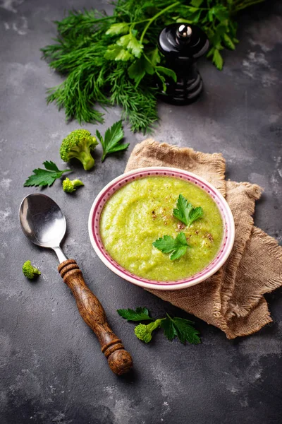 Зеленый кремовый суп с брокколи — стоковое фото