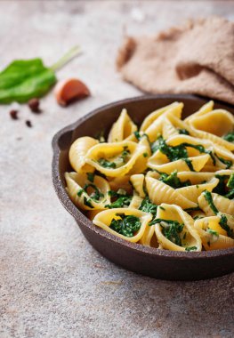 Conchiglioni makarna ıspanak krem sos ile 