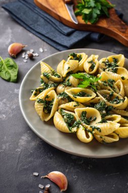 Conchiglioni makarna ıspanak krem sos ile 