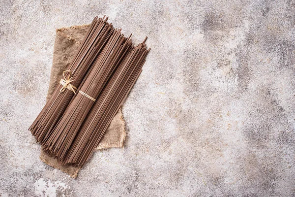 Fideos soba japoneses crudos sin cocer en tocino ligero — Foto de Stock