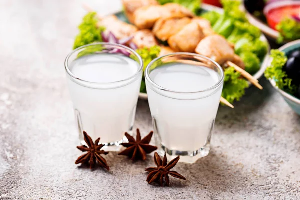 Tradiční řecké ouzo, alkohol pít s anýzu — Stock fotografie