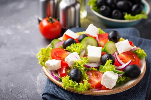 传统的希腊色拉，配上菲塔、橄榄和蔬菜 — 图库照片