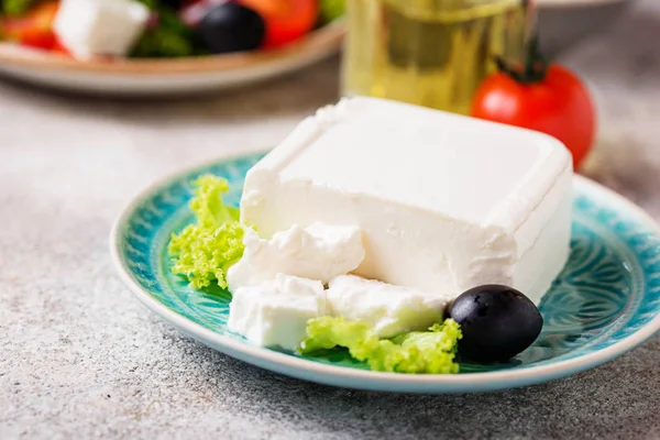 Свежий сыр фета с оливками — стоковое фото