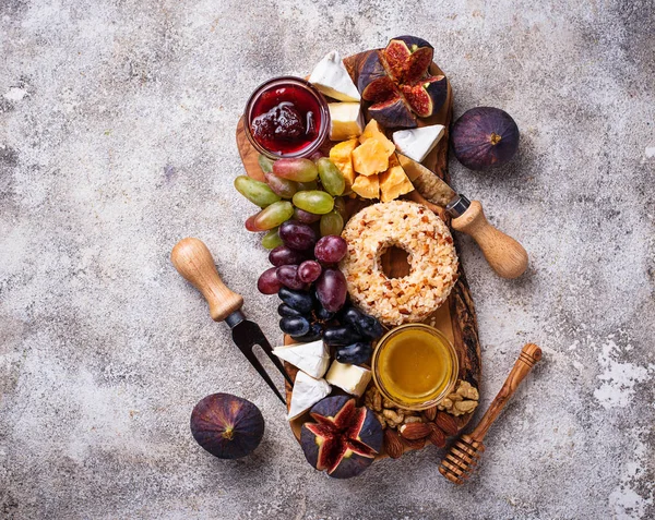 Předkrm na víno, sýrový talíř s hrozny a fíky — Stock fotografie