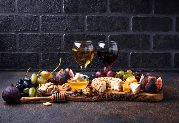 Cheese plate with grapes and wine — Stock Photo, Image