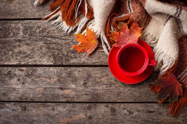 Fincan çay, ekose ve yaprakları ile sonbahar arka plan