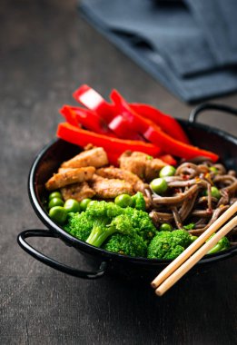 Fry soba et ve sebze ile karıştırın