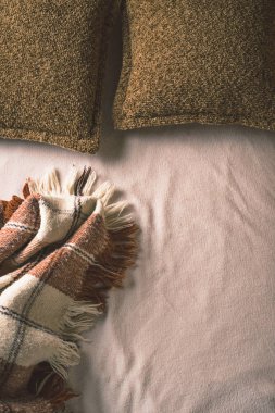 Yastık ve ekose dağınık yatak.