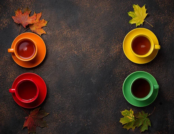 Színes csésze tea, kockás és levelek — Stock Fotó