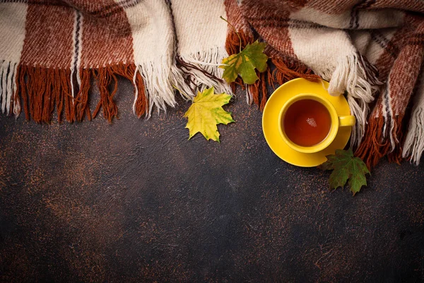 Jesienne Tło Filiżankę Herbaty Pled Liści Widok Góry — Zdjęcie stockowe