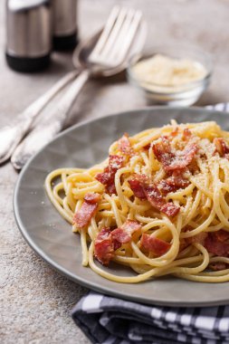makarna carbonara pastırma ve parmesan ile