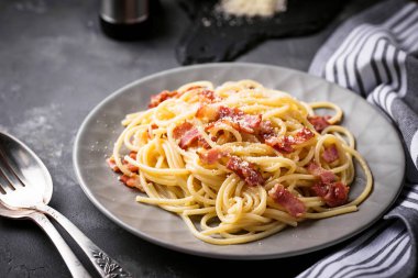 makarna carbonara pastırma ve parmesan ile