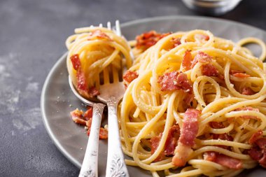 makarna carbonara pastırma ve parmesan ile