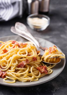 makarna carbonara pastırma ve parmesan ile