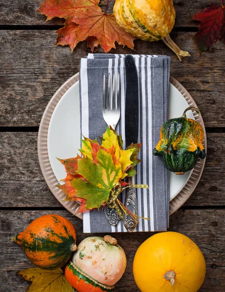 Table d'automne avec des feuilles colorées — Photo