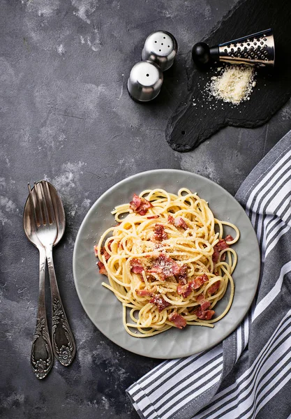 Pasta Carbonara con tocino y parmesano —  Fotos de Stock