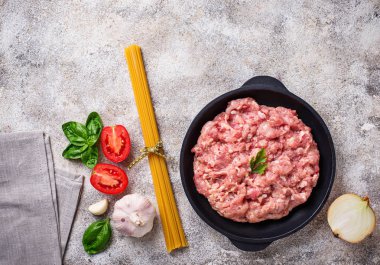 Bolognese makarna yemek pişirmek için malzemeler