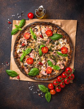 Trendy gıda İtalyan siyah pizza 
