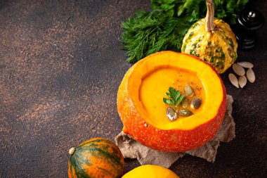 Vejetaryen sonbahar balkabağı kremalı çorba 