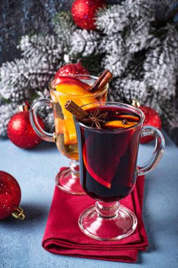 Kırmızı ve beyaz mulled şarap.  