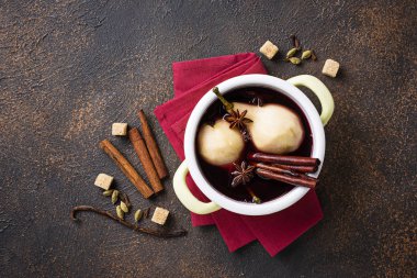 Armut şarap baharatlar ile pişirme