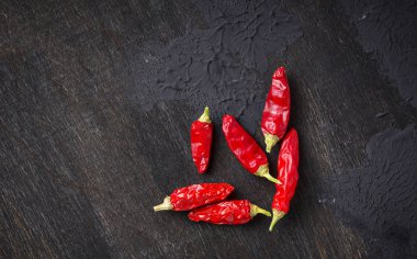 Koyu arka plan üzerinde kırmızı biber biber